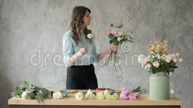 人，生意，销售和花艺的概念-快乐微笑的花艺女人在花店做束，花束与